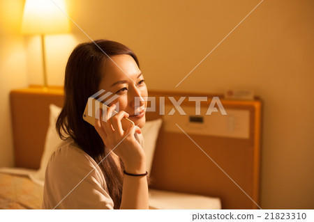 放鬆在企業旅館的旅館裡的婦女 放鬆在企業旅館的旅館裡的婦女 21823310