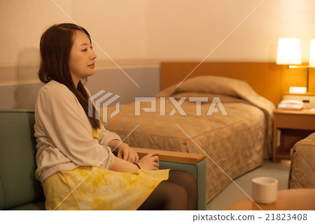 放鬆在企業旅館的旅館裡的婦女 21823408