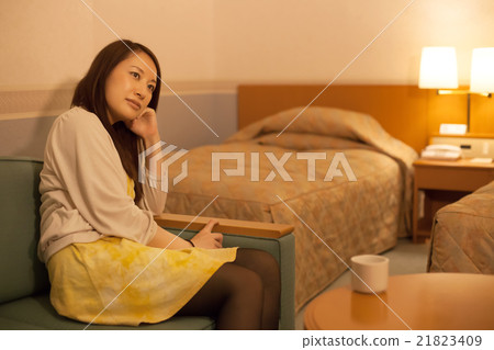 放鬆在企業旅館的旅館裡的婦女 21823409