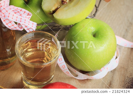 apple grren with juices 21824324