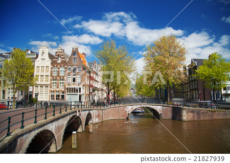 Beautiful view of Amsterdam canals 21827939
