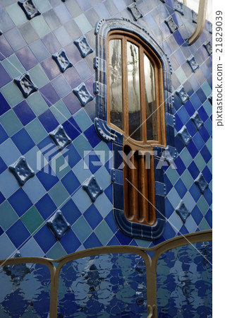 Courtyard of Casa Batlló (Barcelona, Spain) 21829039
