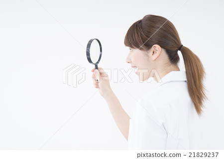 A woman who found something with a loupe 21829237