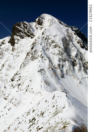 登山者在雪的山脊前往Yatsugatake和Amitabaki 21829662