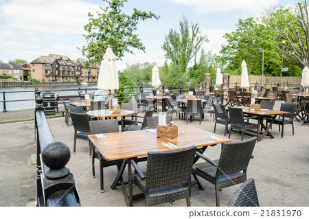 The terrace of the restaurant along the Thames side 21831970