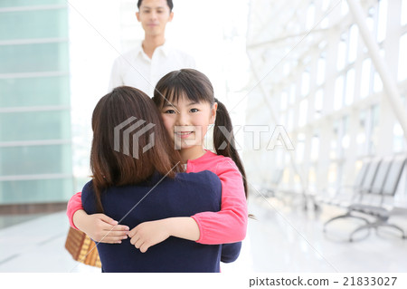 Girls who got lost from their families 21833027
