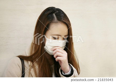 A young woman who masked was standing sideways. 21835043