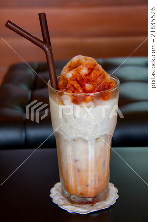 Ice red tea on wooden table 21835526