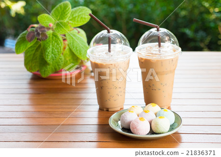 Iced coffee with straw 21836371