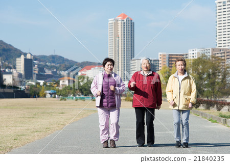 Elderly women who are walking together 21840235