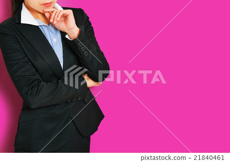 擔心的女商人，桃紅色背景 21840461