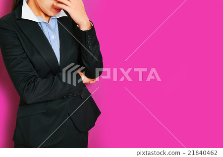 擔心的女商人,桃紅色背景 擔心的女商人,桃紅色背景 21840462