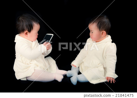 Babies and smartphone twins 21841475