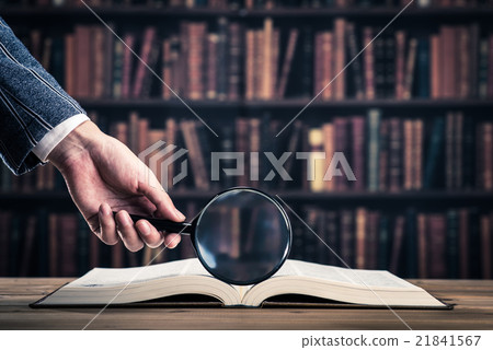 書和放大鏡 21841567