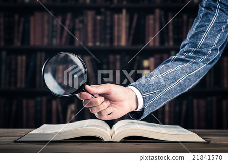 書和放大鏡 21841570