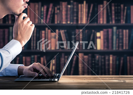 在數據室中操作個人計算機的人 在數據室中操作個人計算機的人 21841726