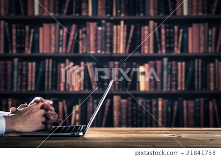 在數據室中操作個人計算機的人 21841733