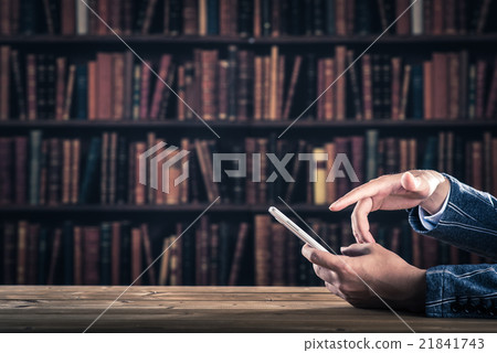 在圖書館經營智能手機的人 在圖書館經營智能手機的人 21841743