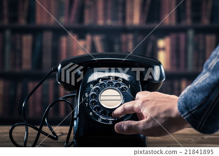 轉動黑電話撥號的男性手 21841895