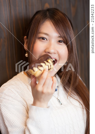 Pretty girl who bangs bread Pretty girl who bangs bread 21842233