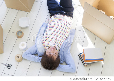 A Man Sleeping With An Arm Pillow Stock Photo 21843869 Pixta