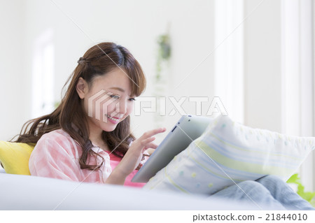 操作平板電腦的日本女性 21844010