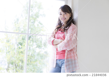 有胳膊的日本夫人在窗口邊 21844036