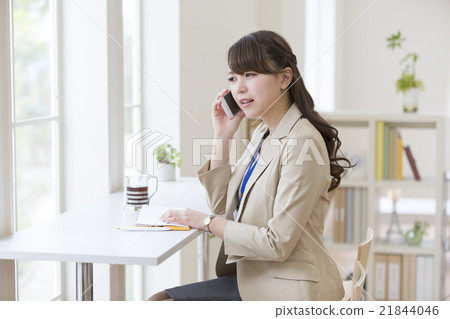 女商人談話在手機 女商人談話在手機 21844046