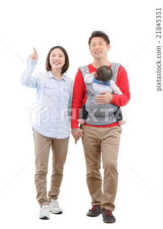 嬰兒和年輕夫婦的三個孩子的全身圖像 21845351