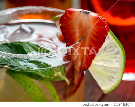Strawberry mojito cocktail 21846304