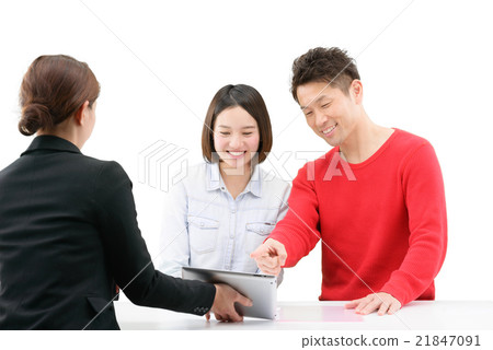Image of a young couple talking to sales lady 21847091