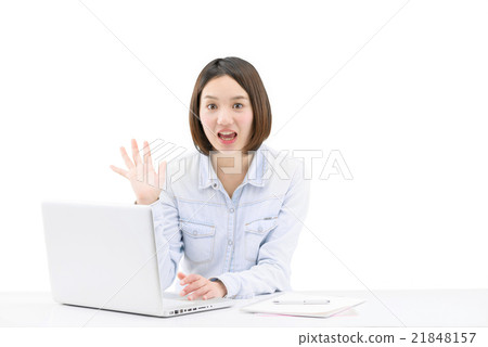 觀看在一張白色桌上的一位小姐一台膝上型計算機 21848157