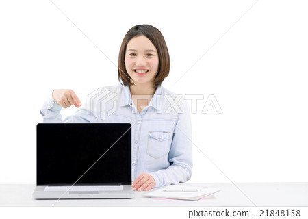 顯示在一張白色桌上的一位小姐膝上型計算機屏幕 21848158