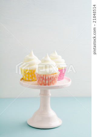 Three cupcakes on cake stand 21848514