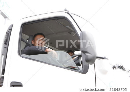兩名男子騎著一輛卡車 21848705