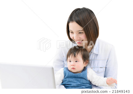 演奏計算機的一個年輕母親，當抱著嬰孩時。 21849143