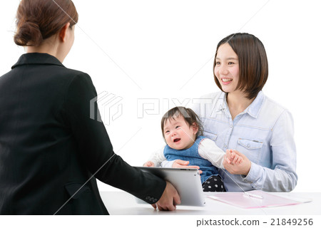 嬰兒和年輕母親的圖像談話與銷售夫人 21849256
