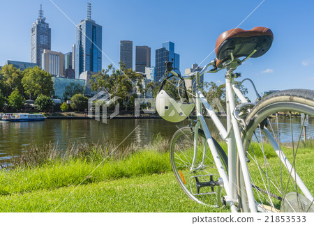 Cycling in the city 21853533