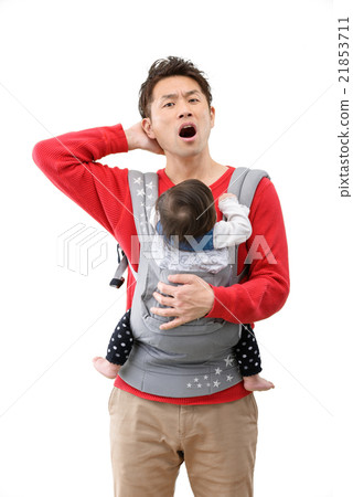 打破抱著嬰孩的一個年輕父親的圖像 21853711