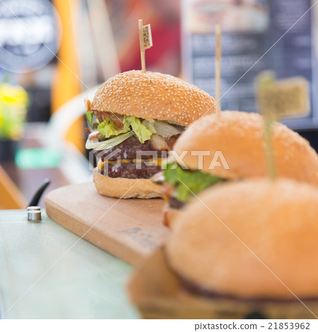 Beef burgers being served on street food stall 21853962