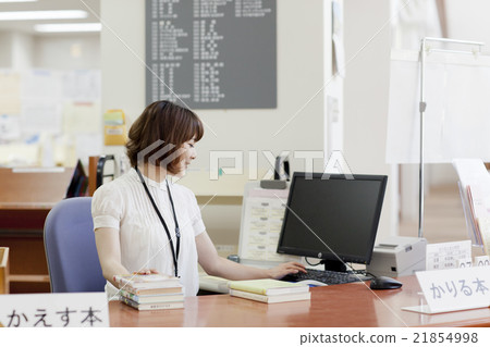 在圖書館工作的婦女 21854998