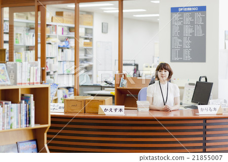 Women working in the library 21855007