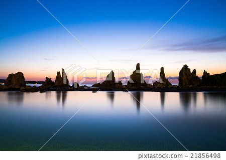 Dawn of Hashima-iwa (landscape of Wakayama prefecture) 21856498