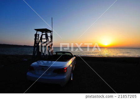 新年的日落和開放的汽車 21857205