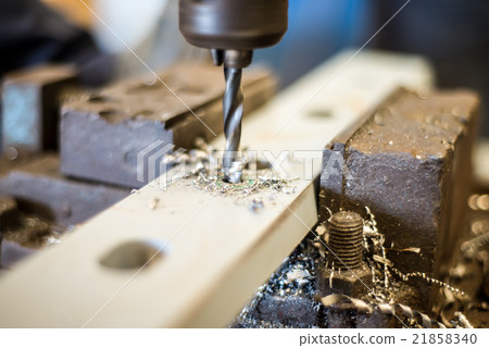 drilling in flat steel plate with bench drill. drilling in flat steel plate with bench drill. 21858340