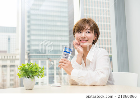 拿著水瓶的女人 21860866
