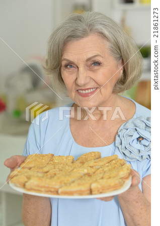 Senior woman with tasty pie 21861273