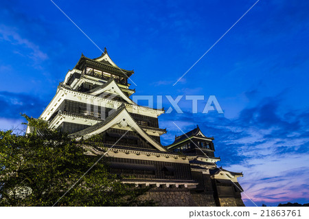 Kumamoto Castle at night in Kumamoto, Japan Kumamoto Castle at night in Kumamoto, Japan 21863761