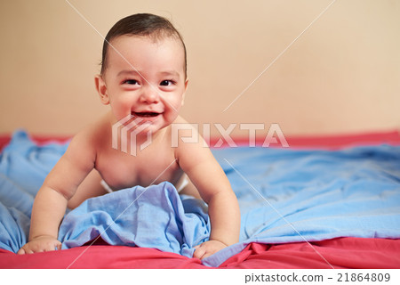 baby stay on bed 21864809