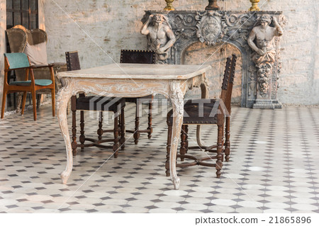 Dinning room table and chairs 21865896